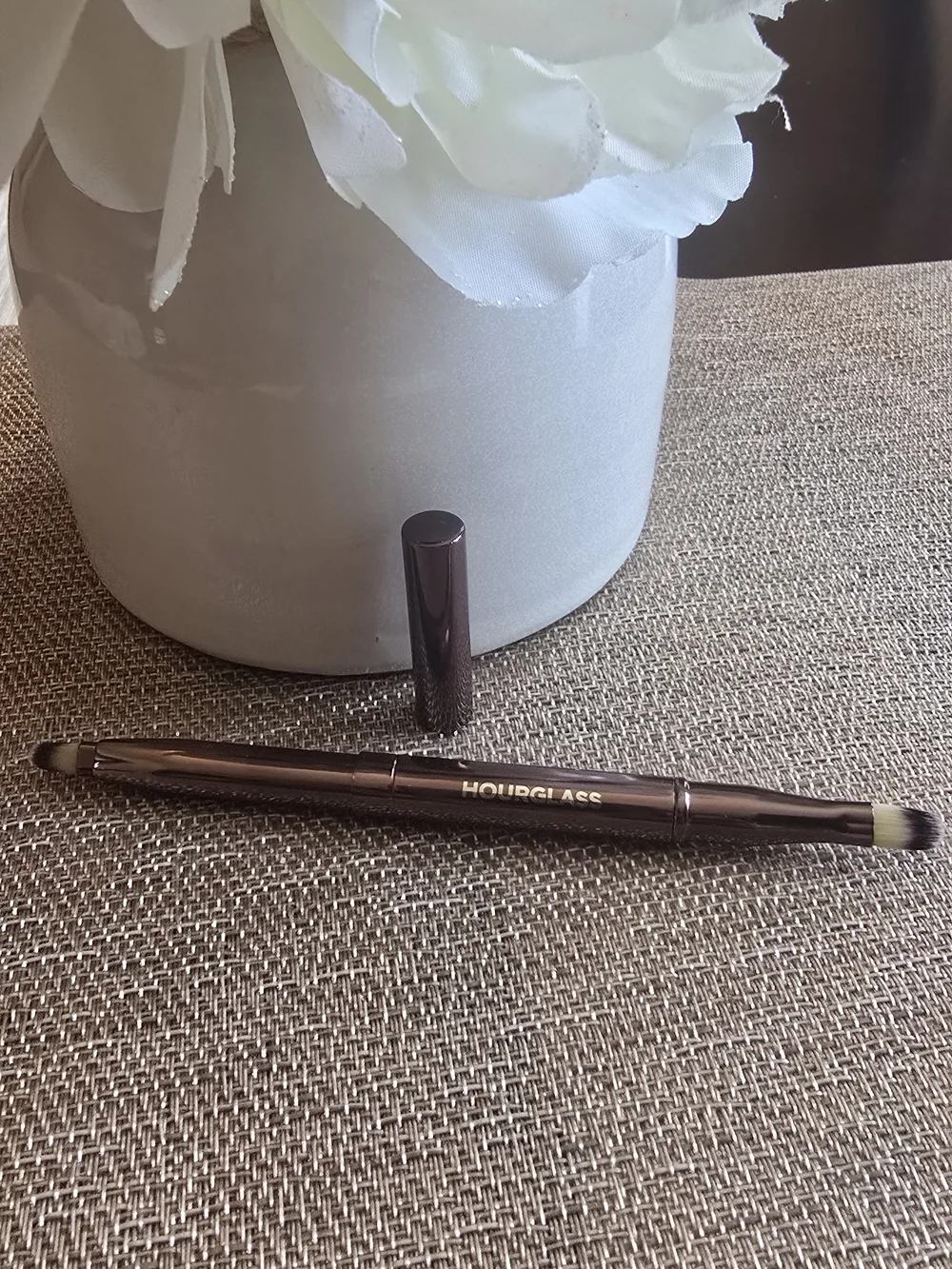 Hourglass Double-Ended Retractable Lip Brush — Metallic Gray